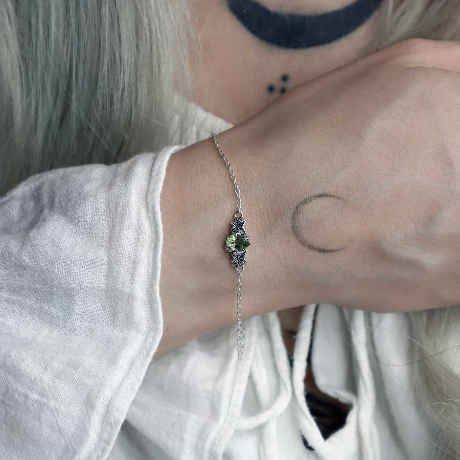 FERONIA. Secret Garden Peridot Bracelet - Silver ivy leaf peridot gemstone bracelet silver