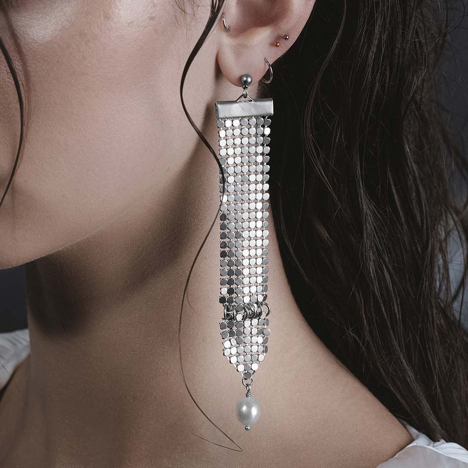 Model wearing Oda silver armoured pearl drop earrings