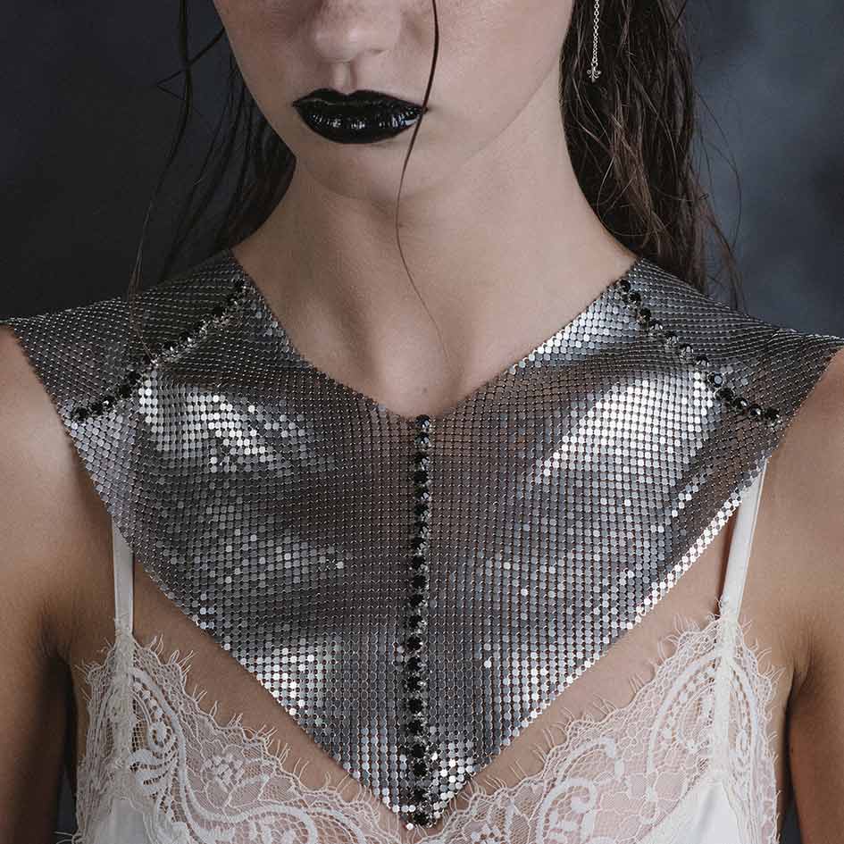 Stark silver armoured pointed gorget collar, front side