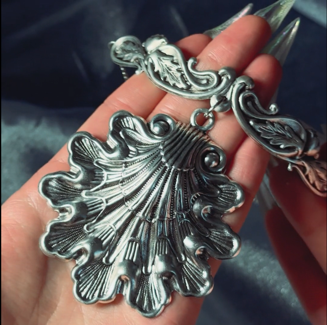 ornate antique oversized clam shell choker silver