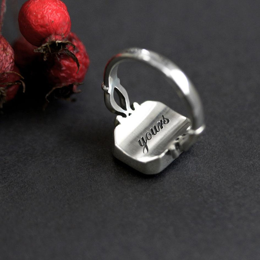 HEART KEEPER. Anatomical Heart Under Glass Ring - Silver heart under glass ring with message
