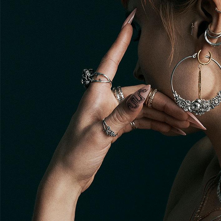 DEAREST. Rose Stem Twisted Ring - Silver Silver-rose-ring