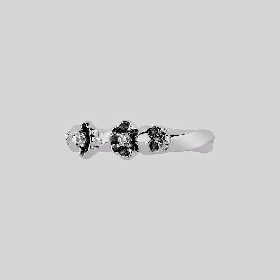 EBONY. Gothic Skull & Clam Shell Ring - Silver skull and shells open ring