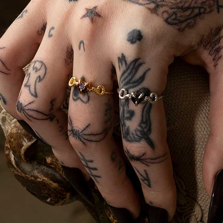 DESIRE. Snakes & Heart Garnet Ring - Gold Snake and heart gemstone ring
