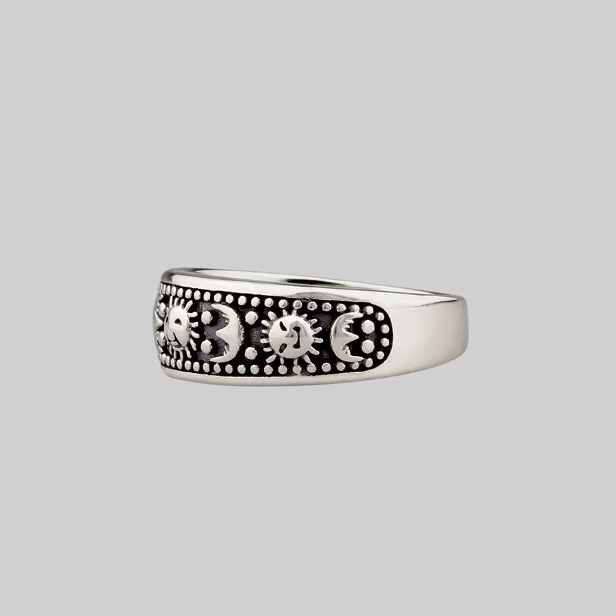 SOLAR MOON. Sun & Moon Band Ring - Silver thick silver band ring with sun and moon