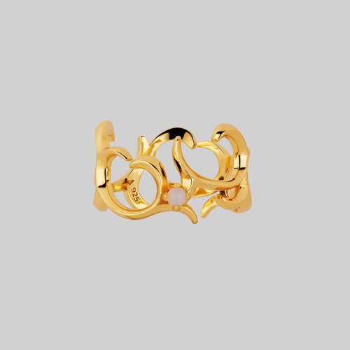 VIKTOR. Gothic Trefoil Ring Band - Gold