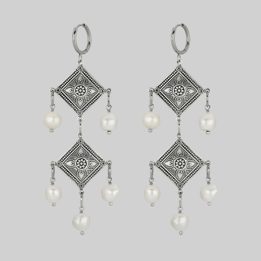 silver detailed freshwater pearl earrings