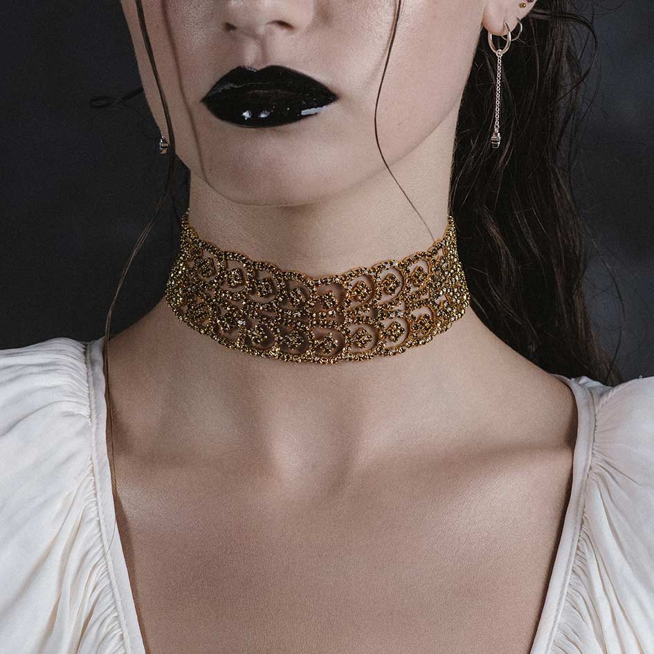 Model wearing Brenna gold dazzle chain choker