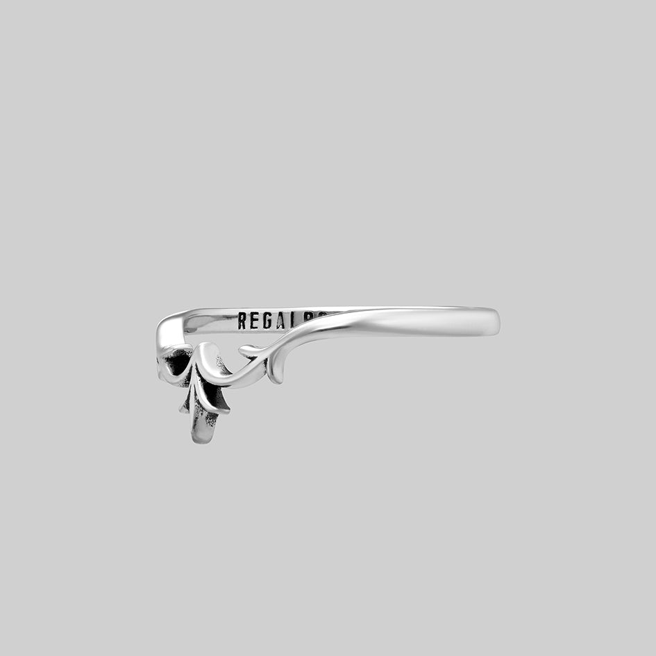 Lisette silver heraldic lily chevron band, side view
