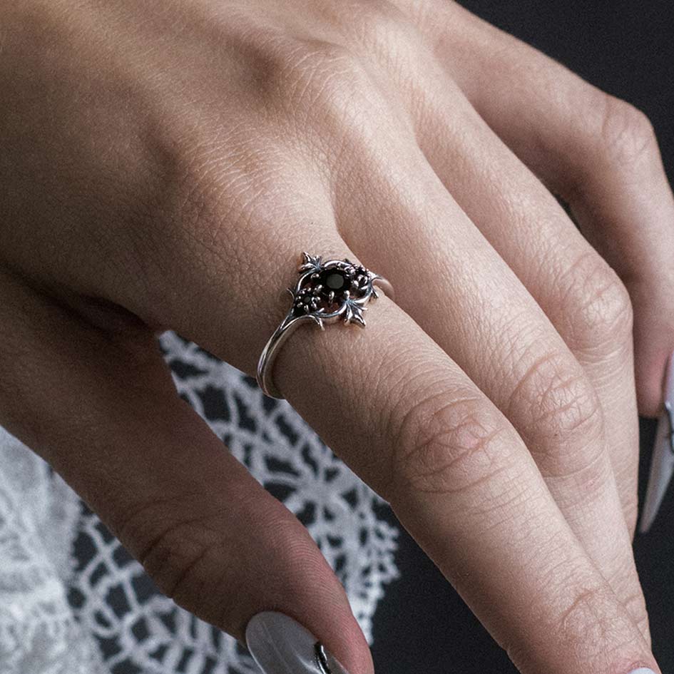 Model wearing Lorin silver black onyx trilogy ring