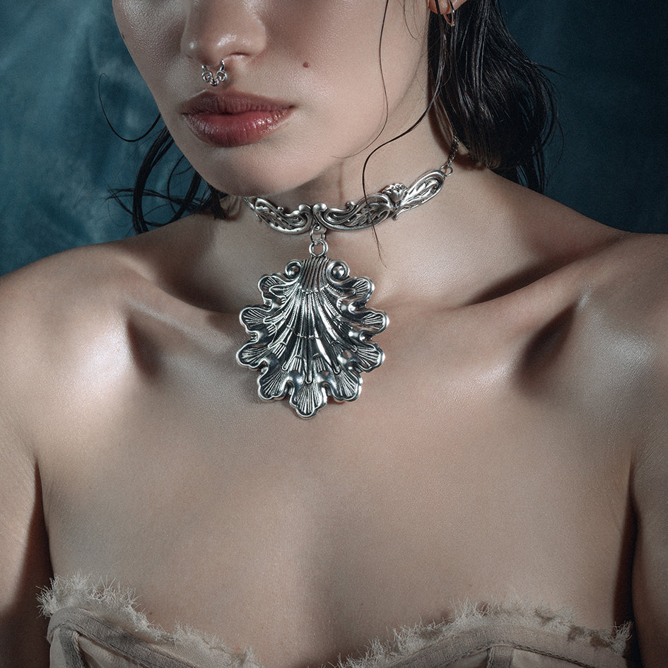 ornate antique oversized clam shell choker silver