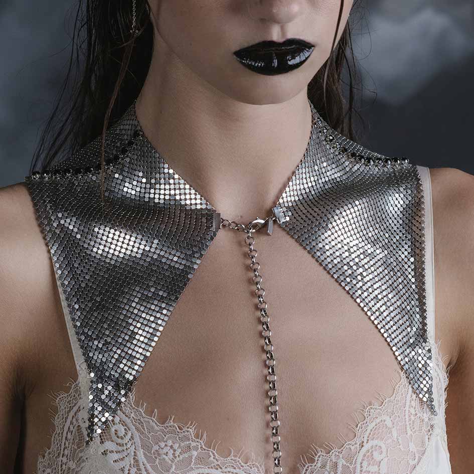 Stark silver armoured pointed gorget collar, back side