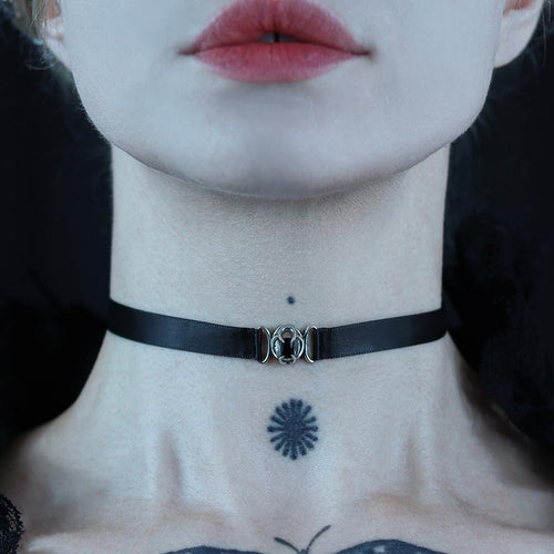 EVELYN. Black Mother of Pearl Silver Choker