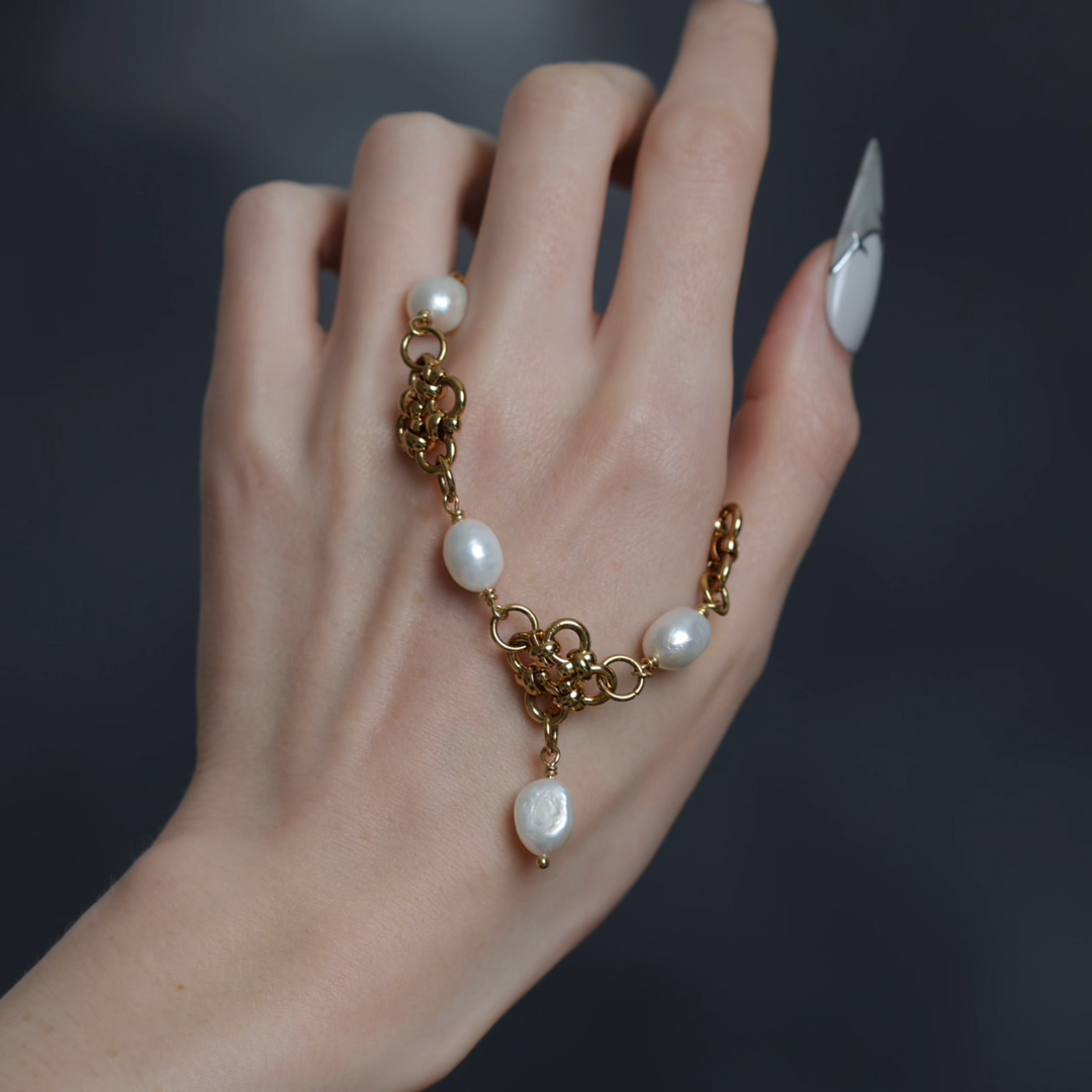 Video of Muriel chainmail and pearl bracelet