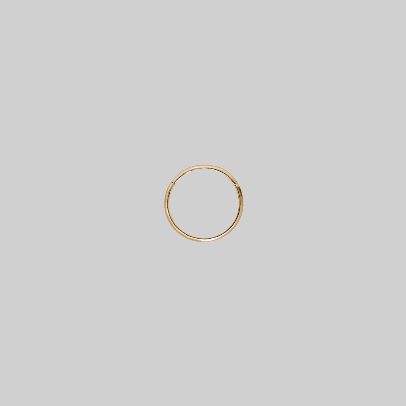 A small gold clicker ring with a simple design 0.8mm