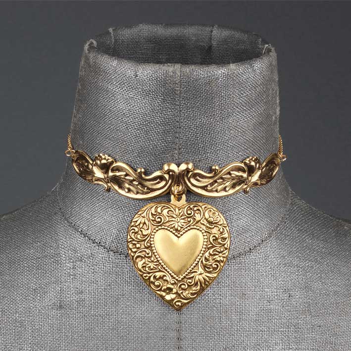 LOVE STRUCK. Ornate Heart Choker - Gold