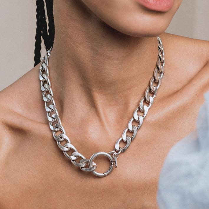 XO. Chunky Chain & Circle Clasp Necklace - Silver